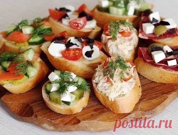 5 лучших начинок для брускетты

Ингредиенты:

Для основы:

Чиабатта, багет или любой другой белый хлеб — по вкусу
Чеснок — по вкусу
Оливковое масло — по вкусу

Для топпингов:

Топпинг №1

Слабосоленая семга — по вкусу
Авокадо — по вкусу
Свежий огурец — по вкусу
Укроп — по вкусу

Топпинг №2

Моцарелла — по вкусу
Свежий или сушеный базилик — по вкусу
Помидоры черри — по вкусу

Топпинг №3

Свежий огурец — по вкусу
Малосольный огурец — по вкусу
Сыр фета — по вкусу
Укроп — по в...