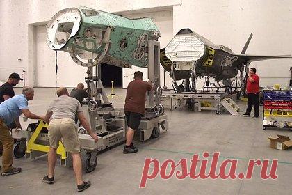 В США рассказали о строительстве «франкенштейнов» из F-35. Военно-воздушные силы США хотят построить один истребитель пятого поколения F-35 Lightning II из частей двух поврежденных самолетов, пишет Popular Mechanics. Работы над проектом Frankenplane, который позволит ускорить ремонт самолетов в будущем, начались в 2020 году.