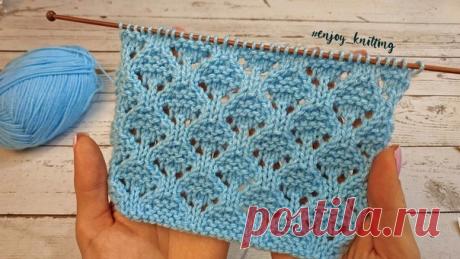 Красивый ажурный узор спицами, который отлично подойдет для вязания воздушных и нежных изделий, как для взрослых так и для детей. Так же его можно использовать для вязания палантинов и шалей. В целом, возможность использования этого узора зависит только от вашей фантазии.

Раппорт узора в ширину составляет 8 петель, а в высоту 12 рядов.

Для вязания узора поворотными рядами на спицы набираем количество петель кратное 8 + 1 дополнительная петля для симметрии + 2 кромочные п...