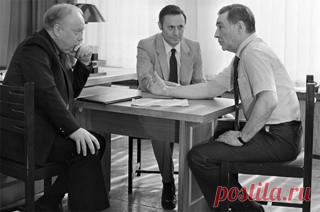 ЦРУ и «адский ад». За что Андропов наградил Юрия Соломина премией КГБ. День премьеры телевизионного детектива назначался на высшем уровне — членами Политбюро ЦК КПСС. Картину решили показывать одновременно с Олимпиадой 1984 года, которая проводилась в США и которую наша страна бойкотировала.