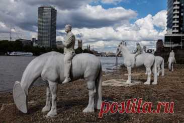 Всадники Апокалипсиса в Темзе В Лондоне прямо в водах Темзы появилась скульптурная композиция, которая дважды в день заставляет застыть на месте всех горожан, проходящих мимо. Взору жителей Туманного Альбиона открывается будоражащая картина: из речных вод во время отлива появляются всадники Апокалипсиса, которые, по...