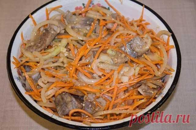 Удивительно вкусная селедка по корейски.
Очень долго искала этот рецепт, но дело того стоило))) Попробуйте, не пожалеете.
Ингредиенты:
сельдь - 2шт. (замороженные или свежие)
лук - 4шт.
перец черный молотый - пол чайной ложки
перец красный молотый - пол чайной ложки
соль - 1ст.ложка
соус томатный - 1ст.ложка
уксус - 50-60мл.
масло растительное - 125мл (рафинированное)
Приготовление:
Разделить селедки на филе, вытянув кости (шкуру не снимать).
Полученное филе порезать кусоч...
