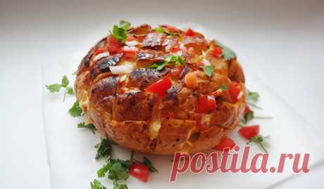 Запеченный хлеб с курицей и чипотле (Mexican Pull Apart Bread). Существует ли такое место на земле, где можно напрочь забыть о калориях? Или на небесах?
Проходя мимо…просматривая фотки, так и хочется ухватить кусочек такого горячего хлеба, правда? Никогда не отрывали корочку? Потянул за хрусткую румяную корочку – получил кусок сочного куриного мяса в соусе с луком, кинзой, кусочками спелых томатов, слегка подмаринованных в соке лайма… и много-много расплавленного горячего ...