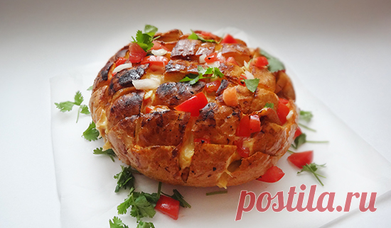 Запеченный хлеб с курицей и чипотле (Mexican Pull Apart Bread). Существует ли такое место на земле, где можно напрочь забыть о калориях? Или на небесах?
Проходя мимо…просматривая фотки, так и хочется ухватить кусочек такого горячего хлеба, правда? Никогда не отрывали корочку? Потянул за хрусткую румяную корочку – получил кусок сочного куриного мяса в соусе с луком, кинзой, кусочками спелых томатов, слегка подмаринованных в соке лайма… и много-много расплавленного горячего ...