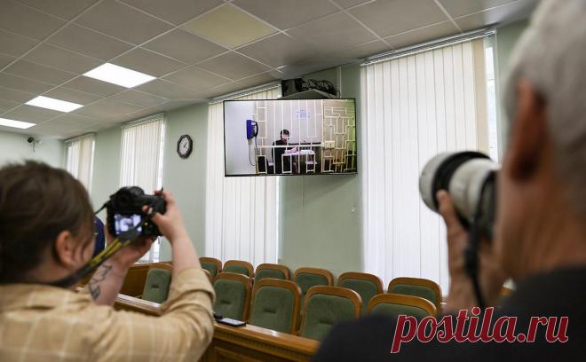 Суд отказался отпустить главного кадровика Минобороны под домашний арест. Военный суд отказался отменить арест генерала Кузнецова, обвиненного в получении взятки в особо крупном размере. На заседании он пожаловался на заболевания, полученные в ходе ликвидации последствий аварии на Чернобыльской АЭС