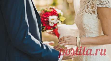 ЗАГСы Москвы рассказали, встречаются ли сотрудники с отказами во время церемонии. Одним из обязательных элементов регистрации брака является вопрос ведущей церемонии, является ли желание молодожёнов вступить в брак искренним и взаимным. Как часто пары отвечают на этот вопрос отрицательно, рассказала RT начальник Управления ЗАГС Москвы Светлана Уханева. Читать далее