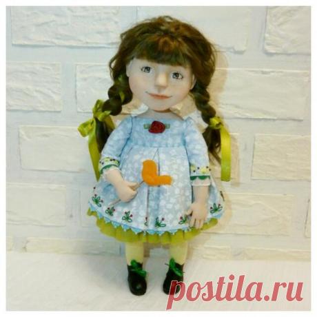 Авторская кукла из полимерной глины, Эмили - статичная. Украсит любой интерьер. Кукла сделана из запекаемого пластика Livingdoll (голова, шея,ручки и ножки). Тельце,ручки,ножки армированы - гнутся. Есть металлический гранулят. Волосы из козьего пуха, ручного окрашивания. Волосы можно аккуратно расчёсывать и делать любые причёски. Одежда не съемная. Платье сшито из хлопка, подол украшен тесьмой, вышевкой и бисером. Ростик 29 см. / Всё за еду!