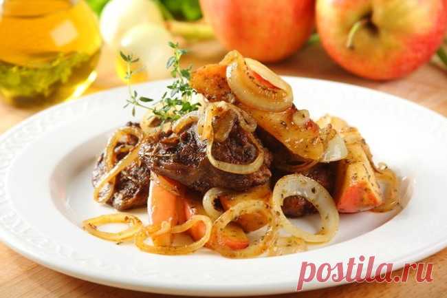 Жареная куриная печень с яблоками. 
Простой рецепт вкуснейшей куриной печени, жареной с яблоками, репчатым луком и ароматным майораном.