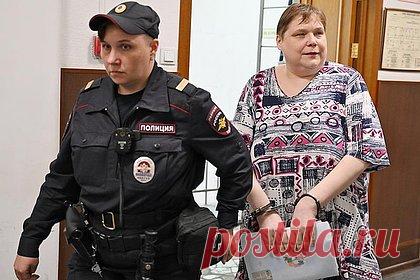 Приговоренная к колонии журналистка Баязитова сможет выйти по УДО через полгода. Приговоренная к пяти годам колонии журналистка Александра Баязитова сможет подать ходатайство об условно-досрочном освобождении через полгода. Указанный срок связан с тем, что один день пребывания в следственном изоляторе по закону засчитывается как полтора дня отбывания наказания в колонии общего режима.