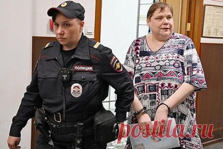 Приговоренная к колонии журналистка Баязитова сможет выйти по УДО через полгода. Приговоренная к пяти годам колонии журналистка Александра Баязитова сможет подать ходатайство об условно-досрочном освобождении через полгода. Указанный срок связан с тем, что один день пребывания в следственном изоляторе по закону засчитывается как полтора дня отбывания наказания в колонии общего режима.