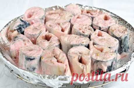 Невероятно вкусная скумбрия, запеченная в специальном маринаде 
 
Необыкновенно нежной получается скумбрия, запеченная в маринаде из горчицы и майонеза. 
 
Обязательно попробуйте! 
 
Продукты: 
 
Скумбрия свежемороженая 3 шт. 
Горчица 3 ч.л. 
Майонез 3 ч.л. 
Соль по вкусу 
Рецепт приготовления 
В списке ингредиентов указан базовый состав рецепта. Однако, все компоненты маринада легко заменяемы.