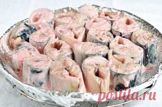 Невероятно вкусная скумбрия, запеченная в специальном маринаде 
 
Необыкновенно нежной получается скумбрия, запеченная в маринаде из горчицы и майонеза. 
 
Обязательно попробуйте! 
 
Продукты: 
 
Скумбрия свежемороженая 3 шт. 
Горчица 3 ч.л. 
Майонез 3 ч.л. 
Соль по вкусу 
Рецепт приготовления 
В списке ингредиентов указан базовый состав рецепта. Однако, все компоненты маринада легко заменяемы. 
 
Если нет горчицы (или ее мало), то можно добавить около 1,5-2 ч.л. хрена. Так же можно добавить кет