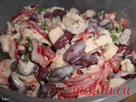 Салат из крабовых палочек с фасолью и паприкой