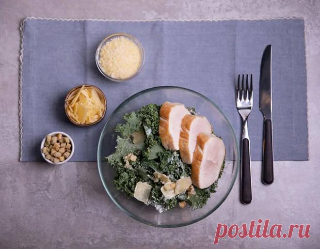 Салат Цезарь с листьями капусты кейл, индейкой и заправкой на основе греческого йогурта | Knorr RU