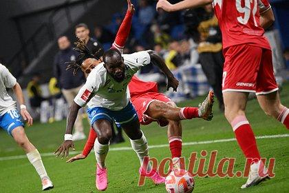 Камерунец рассказал о реакции на флаг России на бутсах партнера по сборной. Нападающий московского «Динамо» и сборной Камеруна Муми Нгамале рассказал о реакции на флаг России на бутсах партнера по сборной Гаэля Ондуа. Футболист заявил, что в команде нормально к этому отнеслись. «Он же наполовину русский, в этом не было ничего такого», — подчеркнул он.