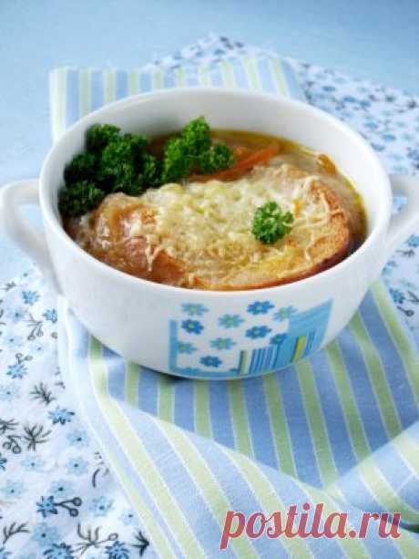 Похлeбка тeтушки Мадлен - кулинарный рецепт*******
Курица	(только ножки и крылья) — 1 кг
Лук репчатый — 2 шт
Морковь	— 1 шт
Фасоль	(белая, у меня консерв. в собств. соку  или отварной 0.5 стак.) — 1 бан.
Перец болгарский	— 2 шт
Багет	( подсушенный) — 1/2 шт
Сыр твердый — 150-200 г
Приправа	(сухие Прованские травы) — 1 ч. л.
Соль