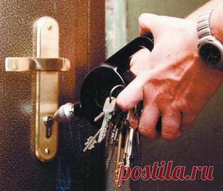 Как открыть заевший замок?
Современные замки имеют несколько ступеней защиты от случайного взлома простыми отмычками. Именно поэтому все чаще распространены кражи с варварским открытием входных дверей.