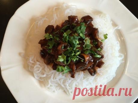 Ширатаки из коньяку (диетическое) | Foodbook.su Для тех , кто не в теме звучит интригующе, правда?!)) Знакомтесь - экзотические Ширатаки! По текстуре и на вкус ширатаки похожи на рисовую лапшу фунчезу (белые, слегка прозрачные) и более упругие.