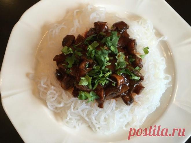 Ширатаки из коньяку (диетическое) | Foodbook.su Для тех , кто не в теме звучит интригующе, правда?!)) Знакомтесь - экзотические Ширатаки! По текстуре и на вкус ширатаки похожи на рисовую лапшу фунчезу (белые, слегка прозрачные) и более упругие.