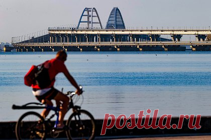 Движение по железной дороге на Крымском мосту восстановили. Движение железнодорожного транспорта на Крымском мосту возобновлено после чрезвычайного происшествия 17 июля. Об этом в своем Telegram-канале сообщил советник главы Крыма Сергея Аксенова Олег Крючков. По словам Крючкова, железнодорожное сообщение было восстановлено в 8:50.