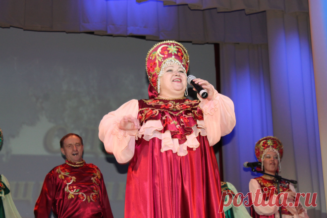 На  сцене  несравненная  Галина  Георгиевна  Ермолаева  и  ее  ансамбль  "Народная  песня".
