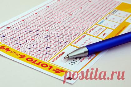 Скромный подарок брата принес женщине 73 миллиона рублей. Жительница США получила в подарок от брата на день рождения билет моментальной лотереи. Женщина стерла защитный слой и обнаружила, что выиграла миллион долларов (73,7 миллиона рублей). Она планирует потратить полученные деньги на покупку автомобиля и намерена поделиться частью средств с семьей.