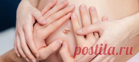 Пяткой в живот и еще 5 причин, по которым женщины чувствуют шевеление ребенка во время беременности. Толкается… Опять… Будущие мамочки прикладывают руку к животу, чтобы лучше ощутить кроху, которому с каждой неделей становится все теснее. Первые шевеления ощущаются на сроке 16-20 недель. Ощущение «бабочек» в животе возникает не только из-за ударой пяткой где-то в районе ребер. Мы перечислим все причины, по которым беременные ее чувствуют.