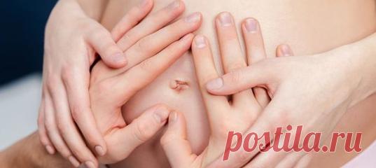 Пяткой в живот и еще 5 причин, по которым женщины чувствуют шевеление ребенка во время беременности. Толкается… Опять… Будущие мамочки прикладывают руку к животу, чтобы лучше ощутить кроху, которому с каждой неделей становится все теснее. Первые шевеления ощущаются на сроке 16-20 недель. Ощущение «бабочек» в животе возникает не только из-за ударой пяткой где-то в районе ребер. Мы перечислим все причины, по которым беременные ее чувствуют.