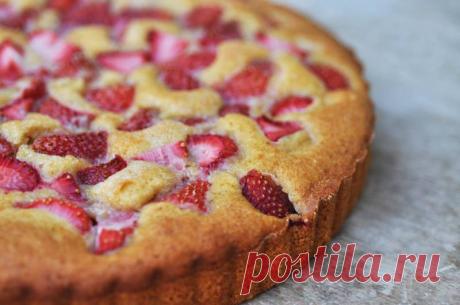 Шарлотка с клубникой рецепт / Простые рецепты