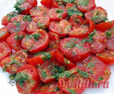Помидоры по-корейски! Какая же это вкуснятина, просто пальчики оближешь!
Рекомендую всем хозяюшкам приготовить хотя бы один разок, и будете делать постоянно! 

Ингредиенты: 
- 2 кг помидоров 
- 2 головки чеснока 
- 100 мл уксуса 
- 100 мл подсолнечного масла 
- 2 ст. л. соли 
- 2 болгарских перца 
- 1 перец чили 
- 1 пучок зелени 
- 80–100 г сахара 
 
Как готовить: 
Измельчи болгарский перец, перец чили и чеснок в мясорубке или блендере. 
К полученной массе добавь соль, ...
