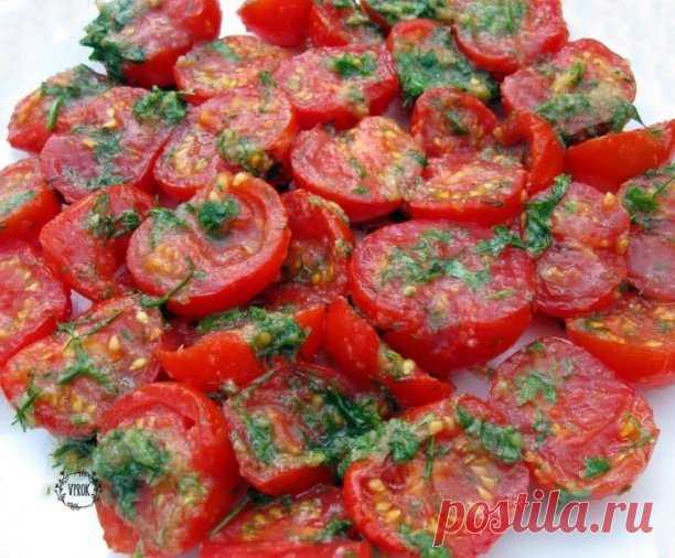 Помидоры по-корейски! Какая же это вкуснятина, просто пальчики оближешь!
Рекомендую всем хозяюшкам приготовить хотя бы один разок, и будете делать постоянно! 

Ингредиенты: 
- 2 кг помидоров 
- 2 головки чеснока 
- 100 мл уксуса 
- 100 мл подсолнечного масла 
- 2 ст. л. соли 
- 2 болгарских перца 
- 1 перец чили 
- 1 пучок зелени 
- 80–100 г сахара 
 
Как готовить: 
Измельчи болгарский перец, перец чили и чеснок в мясорубке или блендере. 
К полученной массе добавь соль, ...