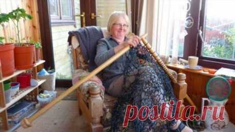 Женщина вяжет кружевные заборы, и на один уходит примерно 3 недели . Милая Я