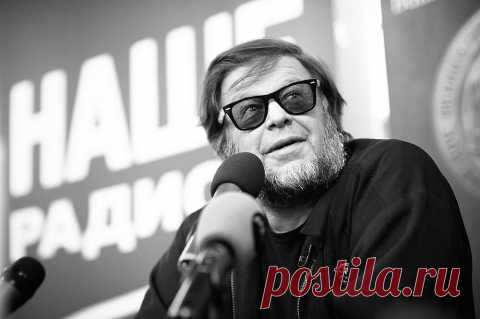 Борис Гребенщиков исполнил свои песни для прохожих в переходе у метро в Москве