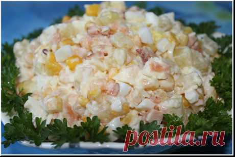 Салат с копченым окорочком и ананасами