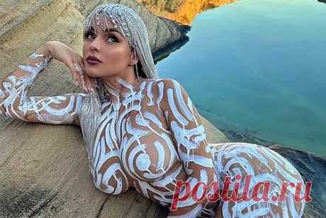 Модель OnlyFans снялась голой с краской на теле. Британская манекенщица Деми Роуз поделилась снимками в откровенном образе. 28-летняя модель OnlyFans позировала голой, лежа на камне рядом с горным озером. При этом обнаженные части тела знаменитости прикрывал узор, нарисованный на ее коже краской белого цвета. Среди прочего она надела состоящий из стразов парик.