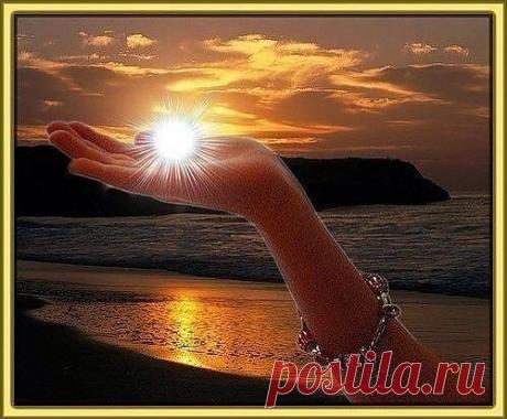 Наталья Стеренко.
Великодушия всегда открыта дверца.
А жизнь, не балует у каждого своя.
Бывают ровности, потери и ухабы.
И сердце от обид болит, щемя.
И молимся, чтоб выдержать хотя бы.
Не уподобиться тому, кто больно бьёт,
Кто сеет зависть или гложет его злоба.