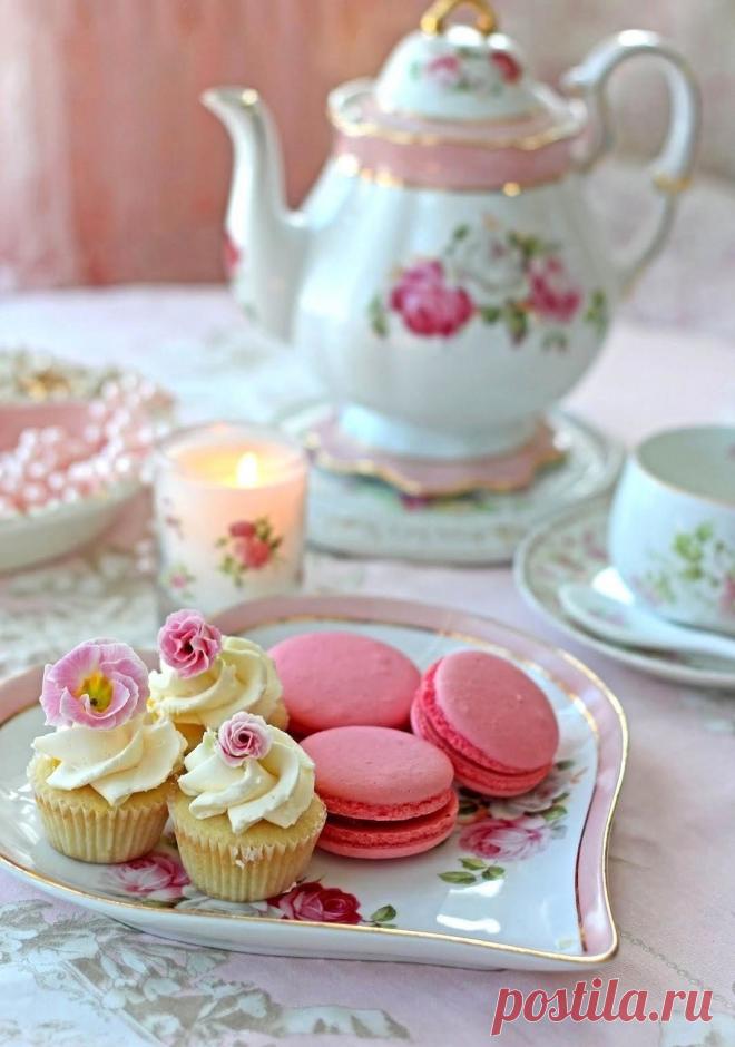 Пусть радости прекрасные мгновенья
Все время наполняют Ваши дни!
Всегда веселым будет настроение,
А в сердце много места для любви.
С Добрым утром,Милые!
Мне хочется,чтоб это пожелание сбылось и  счастье вошло в каждый дом !
Будьте счастливы.Друзья !