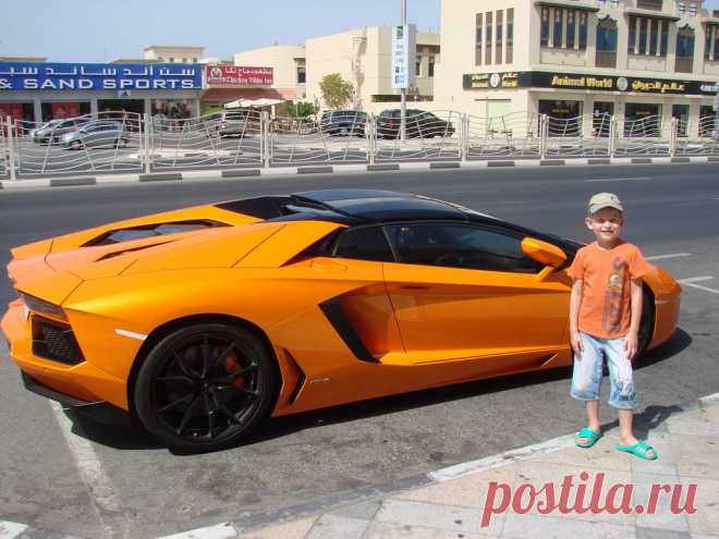 Присмотрели малышу машинку в Дубае. В тон футболки=)