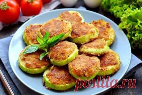 Котлеты в кабачках В разгар кабачкового сезона я готовлю кабачки почти каждый день. Люблю их и знаю много хороших рецептов. Но эти котлетки попробовала в гостях у подруги и очень они мне пришлись по нраву! Сочные, нежные и очень вкусные, почти тают во рту.