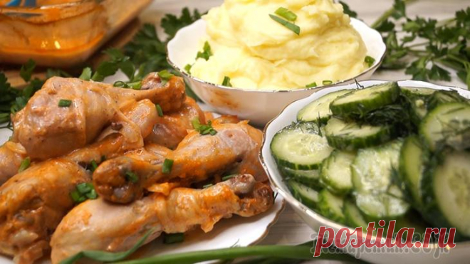 Вкусный ужин на скорую руку! Куриные голени в томатном соусе с огуречным салатом. Курочка получается сочная, нежная, аппетитная и ароматная, подойдет к любому гарниру. Все готовится очень и очень просто, а вкус — просто отменный!...
