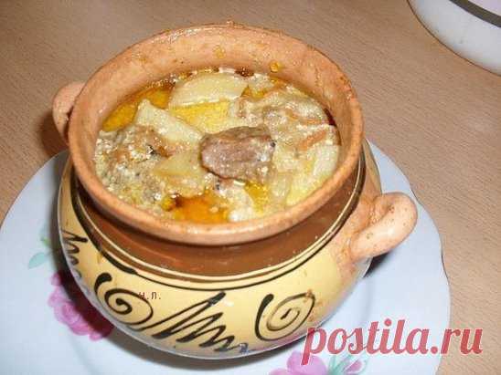 ЖАРКОЕ В ГОРШОЧКАХ С МЯСОМ И ГРИБАМИ
грибы 400 гр
мясо у меня свинина 500 гр
картофель 500 гр​
лук 2 шт
морковь 1 шт
сметана 150 гр
соль
перец
лавровый лист
растительное масло для жарки