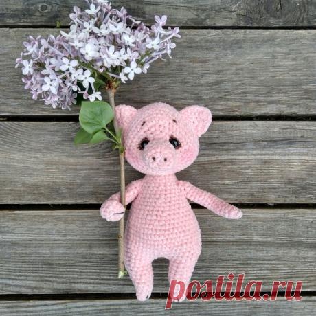 Как говорится,готовь сани летом. Осенью уже будет поздно .
Так что вязать символы будущего года уже пора сейчас .
Я придумала для вас вот такую Хрюлю