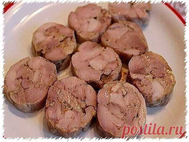 КОЛБАСА ДОМАШНЯЯ КУРИНАЯ БЫСТРОГО ПРИГОТОВЛЕНИЯ - ОБАЛДЕННЫЙ ВКУС!
ИНГРЕДИЕНТЫ :
• 1 кг. бедро куриное (без костей)
• 7-8 зубчиков чеснока
• 0,5 ч.л. перец черный (молотый)
• 0,5 ч.л. приправа для курицы ( напишу что туда входит: соль, паприка, сахар, семена горчицы, куркума)
• 2 ст. л. майонеза
• 15 гр. желатина
ПРИГОТОВЛЕНИЕ:
• Куриное мясо помыть, обсушить, порезать вместе с кожицей на кубики размером 1.5 - 2 см (не очень мелко).
Добавляем в фарш чеснок, пропущенный чер...