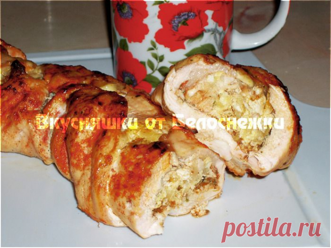 Пряный куриный рулет с яично-луковой начинкой.