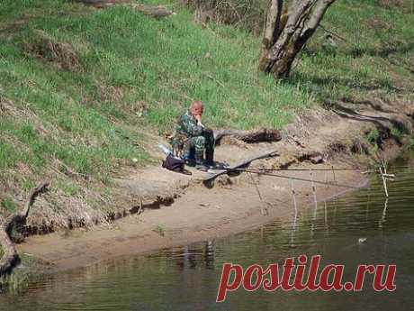 Одной удочки на рыбалке мало  
Если у рыболова всего одна удочка, то он, вместо того, чтобы искать рыбу в облюбованном месте, вынужден искать место, где он достанет до рыбы.


Удочки две, но одной длины. Фото: Андрей Яншевский.
 …