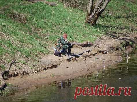 Одной удочки на рыбалке мало  
Если у рыболова всего одна удочка, то он, вместо того, чтобы искать рыбу в облюбованном месте, вынужден искать место, где он достанет до рыбы.


Удочки две, но одной длины. Фото: Андрей Яншевский.
 …
