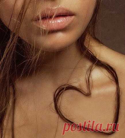 Не дай мне, Бог, такою стать, как все...
Усталой, грустной, с тусклыми глазами.
И прятать свой, еще веселый, смех,
за просто так текущими слезами.
Спаси меня - от ревности и зла,
от предрассудков, что нас убивают.
И сделай - чтоб по жизни пронесла
всю гамму чувств, в которой и расстаю...
Я не хочу украдкой пить Любовь
с бокала,
что другие не допили...
Мой Бог, позволь мне быть собой!
Не отнимай... подаренные крылья...
____
Дана Ден