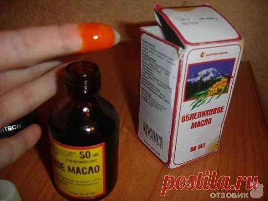 Маска с натуральными маслами для глубоких морщин 
Возьмите столовую ложку витамина Е (продается в аптеках в ампулах) и смешайте его с аналогичным количеством облепихового масла и масла какао. Полученную смесь нанесите на проблемные зоны и зафиксируйте с помощью кусочков вощеной бумаги. 
Держать маску из натуральных масел нужно не менее 15 минут. Затем осторожно снимите излишки салфеткой. Наносите эту маску два-три раза в неделю за два часа до сна, и кожа вокруг ваших глаз станет упругой и глад