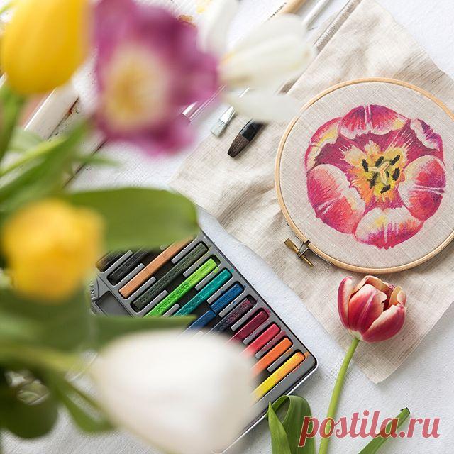 🎨 Чернильные блоки Derwent Inktense Blocks - выводы.
Я уже постила этот текст, но публикация куда-то пропала. То ли нажала не то, то ли еще что. Так что придется повториться. Тесты этого материала ➡️ #golandart_derwent.
Подведу итоги: материал имеет яркие, насыщенные цвета. Им приятно и удобно работать. Широкие возможности по применению: в сухом виде, в разведенном (колерами), набранным на кисть; по сухому, по мокрому; блоки возможно натереть в порошок и создать уникальны...