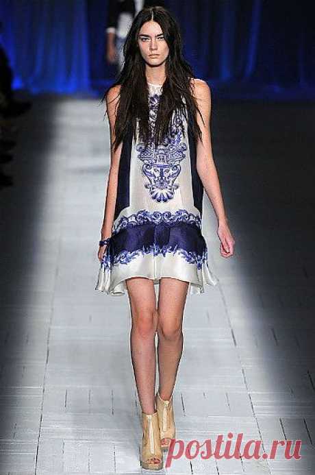 Арт № WOM 030
Платье Roberto Cavalli   
Материал: шёлк
Размеры S,M,L,XL.